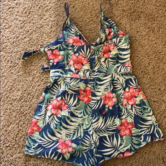 Hawaiian print floral romper with Tie top - Picture 4 of 4